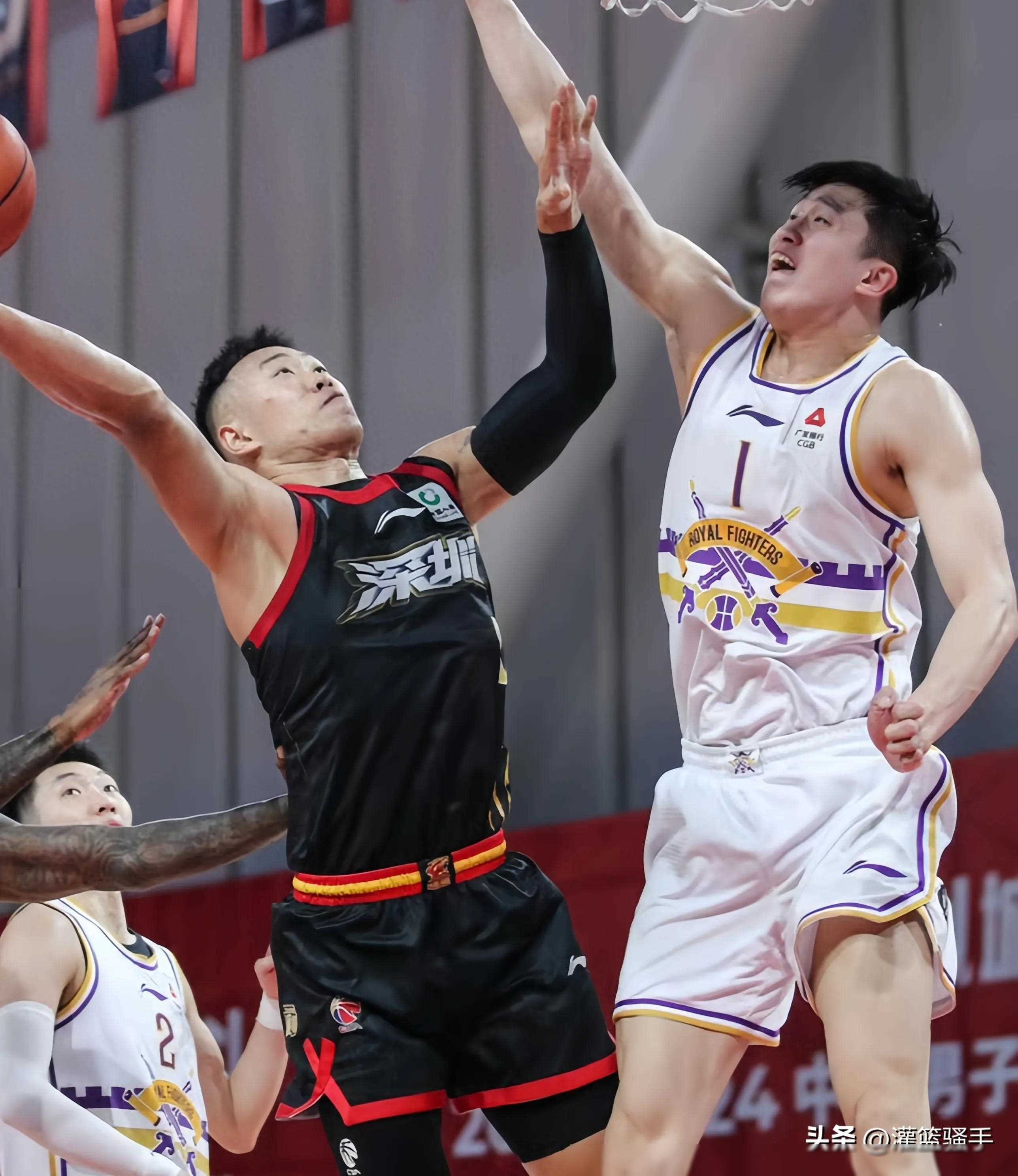 刚刚！广厦男篮加时末段战术微调勇士怒砍39分，阿扎伦卡新星爆冷表现惊艳的简单介绍